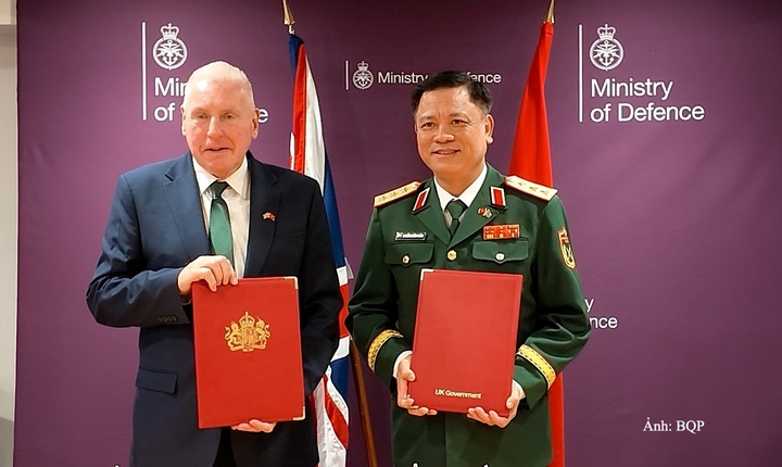 Thượng tướng Nguyễn Trường Thắng và Ngài Vernon Coaker, Quốc vụ khanh Bộ Quốc phòng Liên hiệp Vương quốc Anh và Bắc Ireland ký Biên bản Đối thoại chính sách Quốc phòng Việt Nam - Liên hiệp Vương quốc Anh và Bắc Ireland lần thứ 6.