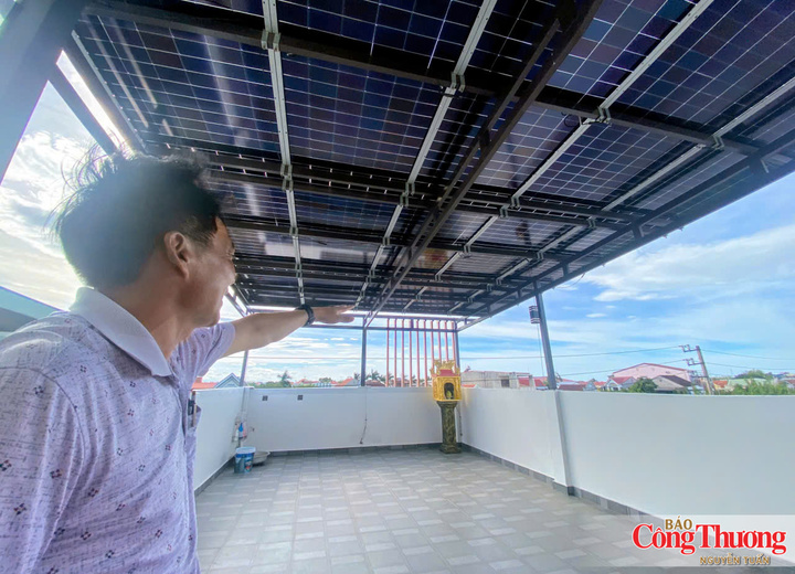Người dân tận dụng các tấm pin che mái tầng thượng chống nắng, che mưa thay vì lợp bằng tôn.