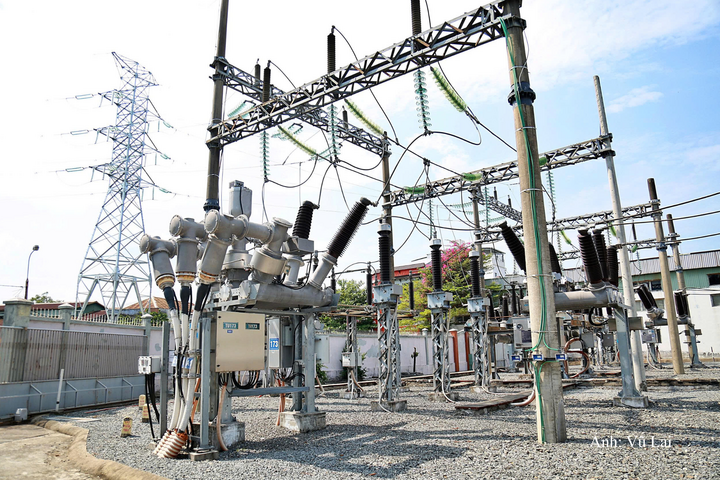 Một phần trạm biến áp 110kV Xuân Hà và cột điện 110kV mới cải tạo.