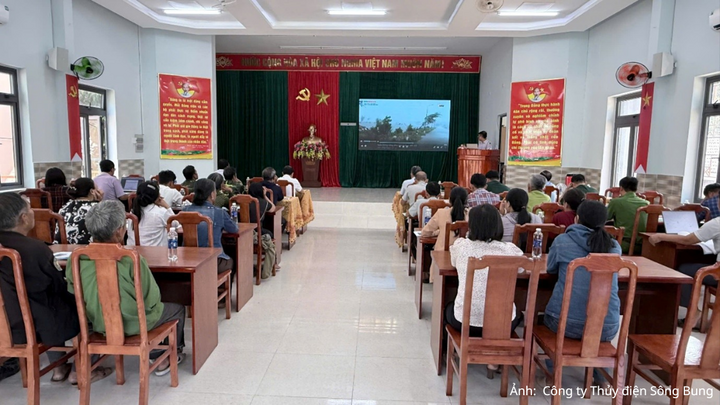 Người dân tham dự buổi tuyên truyền, phổ biến kiến thức phòng, tránh và giảm nhẹ thiên tai tại xã Bến Giằng.