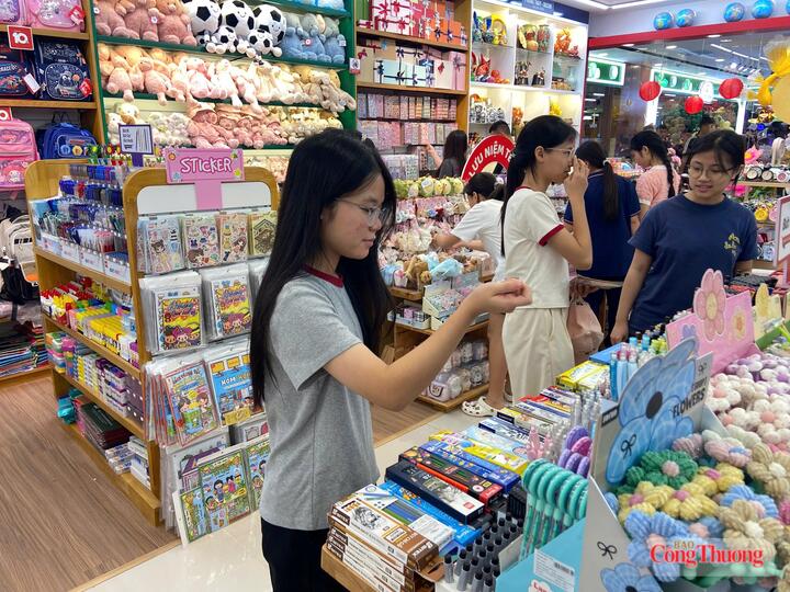 Học sinh trực tiếp lựa chọn những sản phẩm phù hợp với nhu cầu và sở thích. Ảnh: Khánh Hà