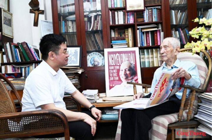 Nhà báo Nguyễn Văn Minh - Tổng Biên tập Báo Công Thương (thời điểm đó là Phó Tổng Biên tập phụ trách Báo) và học giả Nguyễn Đình Đầu, tháng 10/2023.