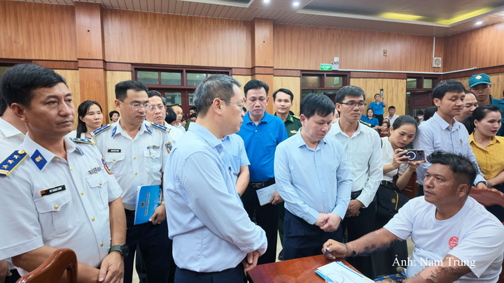 Lãnh đạo thành phố Đà Nẵng thăm hỏi, động viên thuyền viên tàu cá QNa 90859 TS bị nạn trên biển được cứu hộ an toàn trở về địa phương