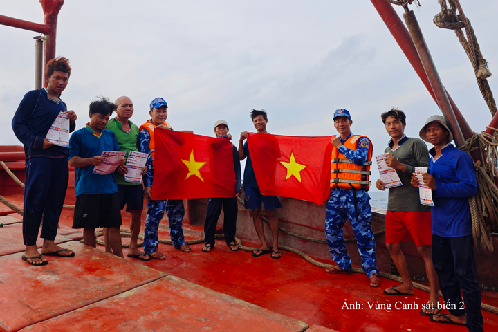 Tặng cờ Tổ quốc cho ngư dân đang hoạt động trên biển