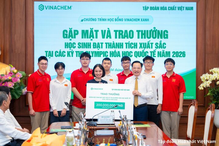 PGS. TS Nguyễn Thị Thu Hà, Giảng viên cao cấp Khoa Hóa học, Trường Hóa và Khoa học Sự sống, Đại học Bách khoa Hà Nội cùng các em học sinh nhận thưởng.