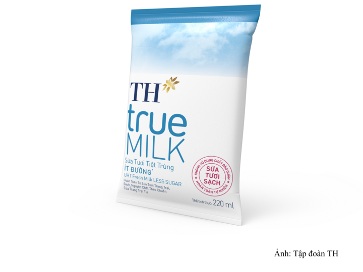 Dòng sữa tươi sạch TH true MILK được đóng gói đa dạng quy cách, trong đó bao bì dạng bịch mang đến giải pháp dinh dưỡng tiện lợi cho bữa ăn hàng ngày của gia đình.