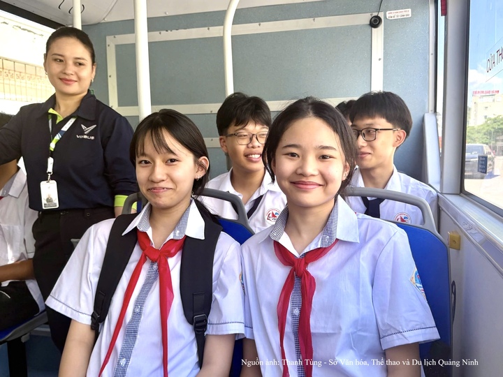 Học sinh thành phố Quảng Ninh trải nghiệm đi xe buýt điện miễn phí đến trường.