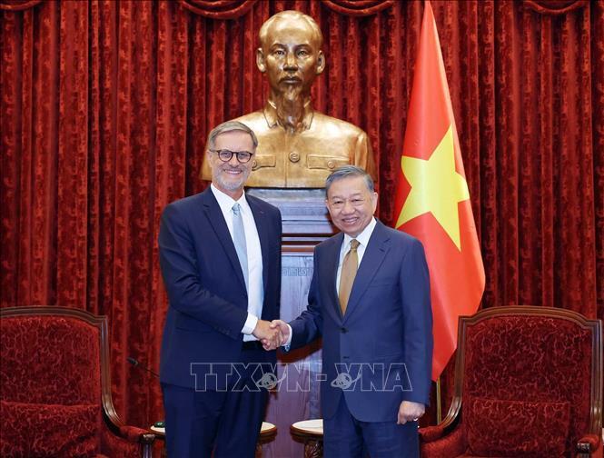 Tổng Bí thư, Chủ tịch nước Tô Lâm tiếp Đại sứ Cộng hòa Pháp tại Việt Nam Olivier Brochet đến chào từ biệt nhân dịp kết thúc nhiệm kỳ công tác tại Việt Nam. Ảnh: Thống Nhất/TTXVN