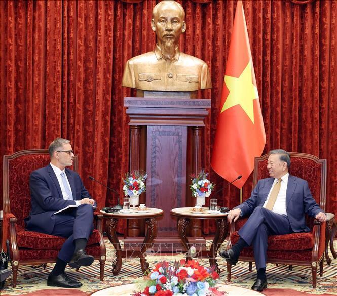 Tổng Bí thư, Chủ tịch nước Tô Lâm tiếp Đại sứ Cộng hòa Pháp tại Việt Nam Olivier Brochet đến chào từ biệt nhân dịp kết thúc nhiệm kỳ công tác tại Việt Nam. Ảnh: Thống Nhất/TTXVN