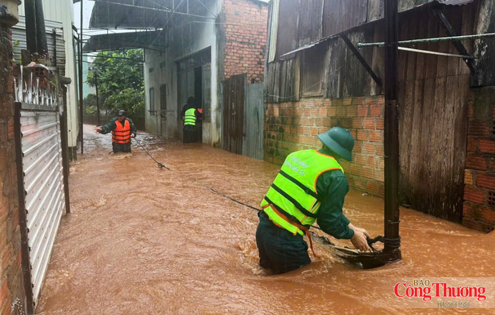 Cơn mưa kéo dài cũng khiến khu vực hẻm 11, đường Nguyễn Viết Xuân (phường Hội Phú) xảy ra ngập cục bộ.