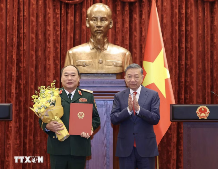 Tổng Bí thư, Chủ tịch nước Tô Lâm trao Quyết định thăng quân hàm từ Trung tướng lên Thượng tướng đối với đồng chí Lê Quang Đạo, Phó Tổng Tham mưu trưởng Quân đội Nhân dân Việt Nam. (Ảnh: Thống Nhất/TTXVN)