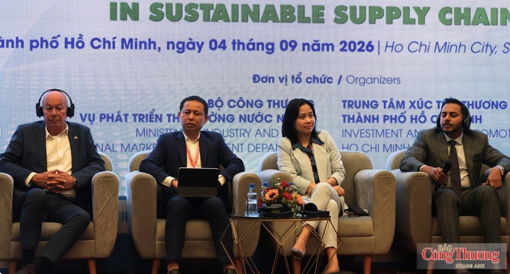 Bà Nguyễn Thảo Hiền - Phó Vụ trưởng Vụ Phát triển thị trường nước ngoài, cùng các khách mời trong phiên tham luận sáng 4/9.