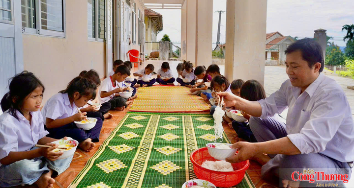 Bữa ăn không phải cao lương mỹ vị, nhưng luôn thấm đẫm tình thầy trò ở điểm trường thôn Tang.