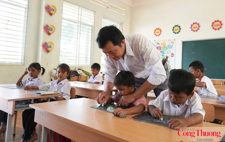 Thầy Trần Thanh Hà nắn nót từng nét chữ cho các em học sinh vùng cao.