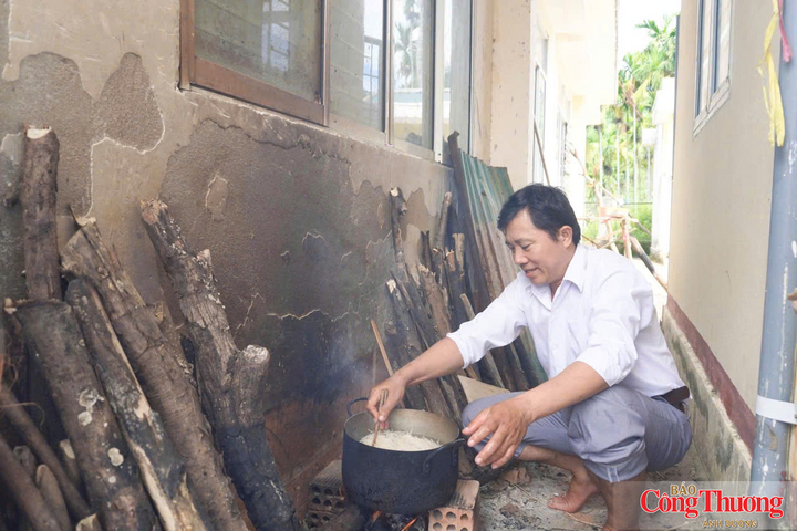 Sau mỗi buổi học, thầy Hà lại cặm cụi nấu từng bữa ăn cho các học trò của mình.