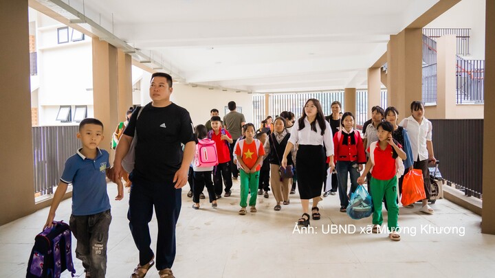 Các em học sinh được người thân đưa đến nhập trường chuẩn bị năm học mới.