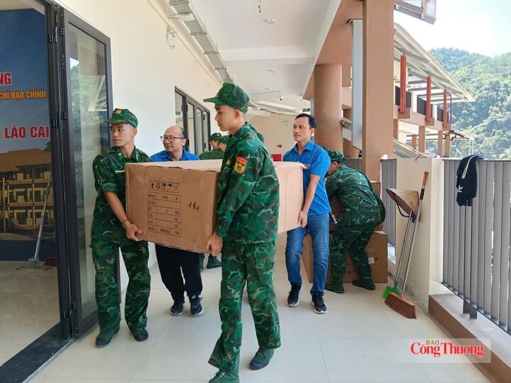 Lực lượng Bộ đội Đồn Biên phòng Mường Khương và các tình nguyện viên hỗ trợ vận chuyển đồ đạc vào trong lớp học.