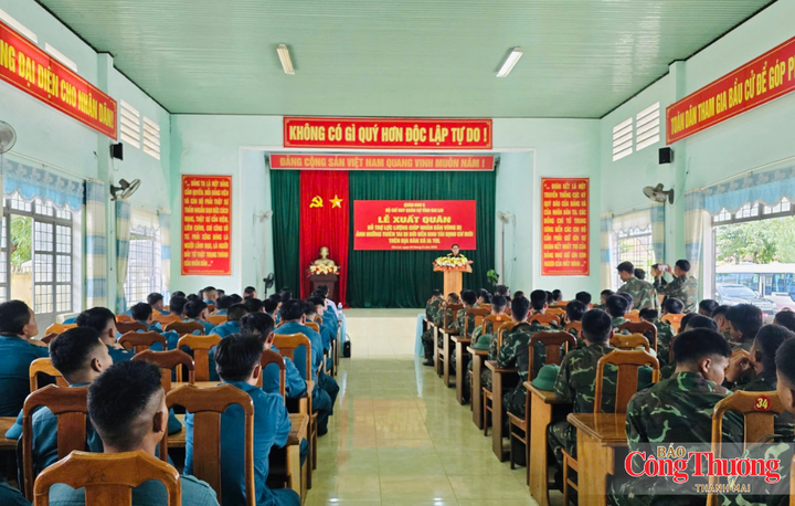 Lễ xuất quân hỗ trợ lực lượng giúp nhân dân vùng bị ảnh hưởng thiên tai di dời đến khu tái định cư mới.