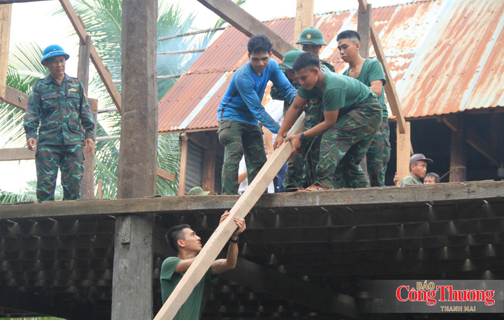 Mang theo tinh thần “Bộ đội Cụ Hồ”, 200 cán bộ, chiến sĩ về xã Ia Tul, tỉnh Gia Lai, chung tay giúp hơn 200 hộ dân vùng ngập di dời, dựng nhà tại nơi ở mới.