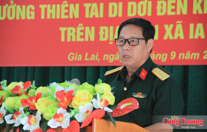 Đại tá Nguyễn Xuân Sơn, Phó Chính ủy Bộ Chỉ huy Quân sự tỉnh phát biểu tại buổi lễ.