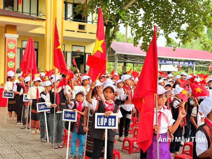 Thầy, cô giáo và học sinh Trường PTDTBT TH&THCS Lâm Thủy, xã Kim Ngân khai giảng năm học mới
