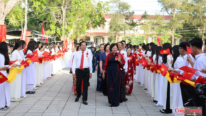 Phó Chủ tịch Quốc hội Nguyễn Thị Hồng và ông Đỗ Thanh Bình, Bí thư Thành ủy Cần Thơ dự lễ khai giảng tại Trường THCS và THPT Ngã Sáu.