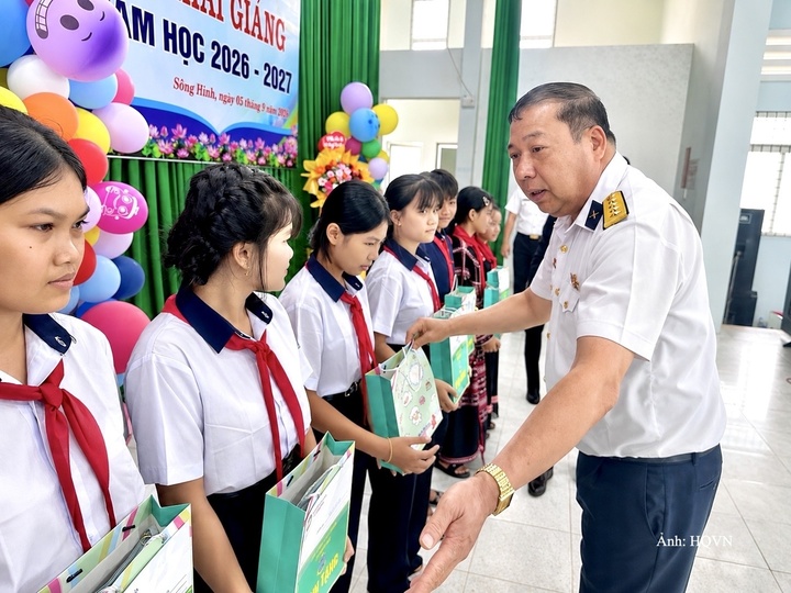 Đại tá Phạm Quang Trung, Chính ủy Lữ đoàn 682 tặng quà các em học sinh nghèo có thành tích tiêu biểu trong học tập.