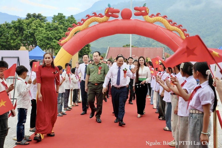 Bí thư Tỉnh ủy Lai Châu Lê Minh Ngân dự lễ khai giảng và khánh thành Trường Phổ thông nội trú Tiểu học và Trung học cơ sở Pa Tần.