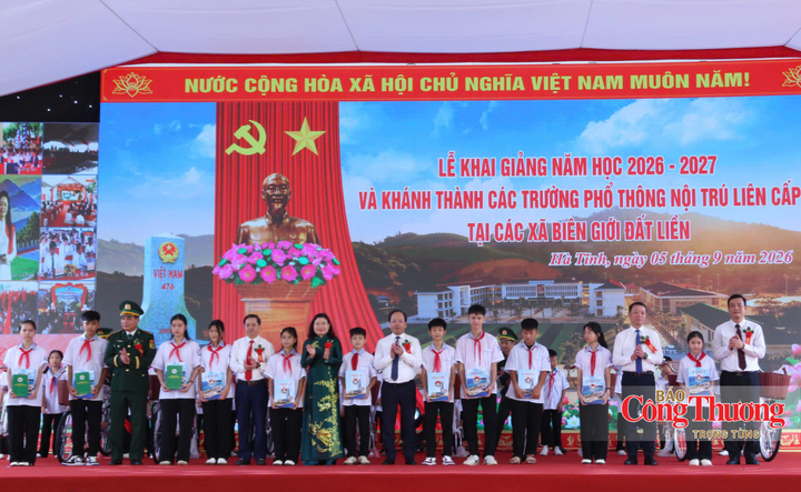 Trường Phổ thông nội trú liên cấp TH&THCS Sơn Kim 1 được chọn là điểm cầu chính của tỉnh Hà Tĩnh trong việc tổ chức nghi lễ khai giảng năm học mới kết hợp lễ khánh thành các trường phổ thông nội trú liên cấp trên toàn địa bàn.