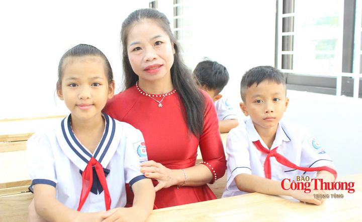 Cách điểm Trường Sơn Kim 1 không xa, Trường Phổ thông nội trú liên cấp TH&THCS Hương Khê (thuộc địa phận xã Hương Khê) cũng chính thức mở cổng đón những lứa học sinh đầu tiên trong hệ thống cơ sở hạ tầng vừa hoàn thiện.
