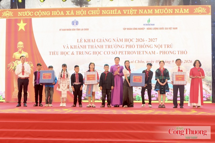 Bà Hà Thị Nga trao quà cho các em học sinh Trường Phổ thông nội trú Tiểu học và Trung học cơ sở Petrovietnam - Phong Thổ.