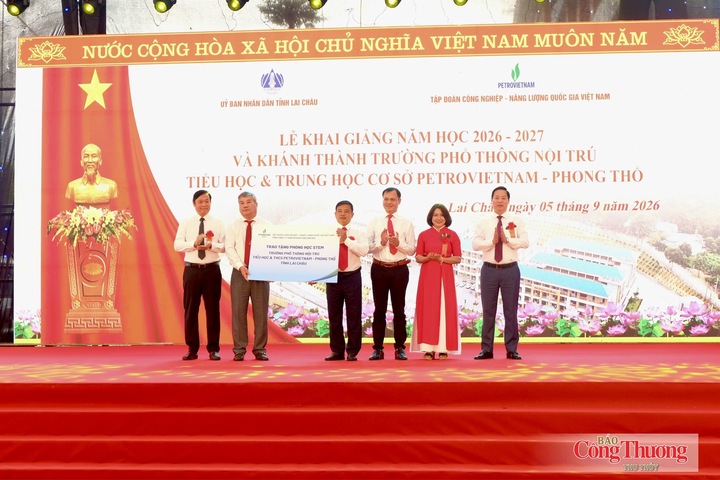 Ông Đỗ Chí Thanh, Phó Tổng Giám đốc Tập đoàn Công nghiệp - Năng lượng Quốc gia Việt Nam trao tặng Phòng học STEM cho Trường Phổ thông nội trú Tiểu học và Trung học cơ sở Petrovietnam - Phong Thổ.