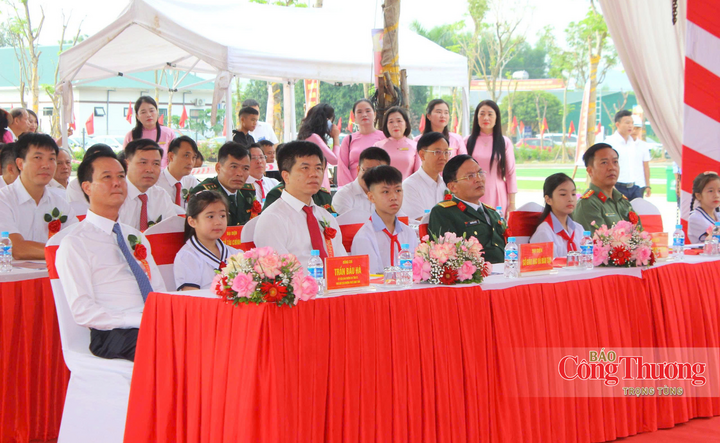 Dự án trường học này được đầu tư gần 160 tỷ đồng, quy hoạch và xây dựng bài bản trên quỹ đất rộng hơn 5 hecta. Bước vào năm học 2026-2027, Trường Phổ thông nội trú liên cấp TH&THCS Hương Khê thực hiện công tác tuyển sinh 39 lớp với tổng số lượng chạm mức 1.640 học sinh.