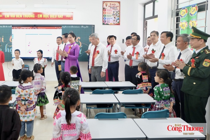 Đoàn đại biểu tham quan các phòng học Trường Phổ thông nội trú Tiểu học và Trung học cơ sở Petrovietnam - Phong Thổ.