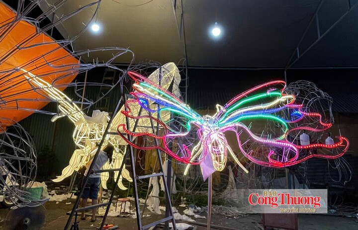 Hệ thống điện, động cơ được lắp đặt bên trong giúp nhiều mô hình đèn cánh bướm có thể chuyển động khi tham gia đoàn rước Trung thu.