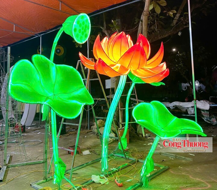 Mô hình đèn hoa sen là sự kết hợp giữa kỹ thuật tạo hình thủ công, hệ thống cơ khí, điện và sự sáng tạo của nghệ nhân.
