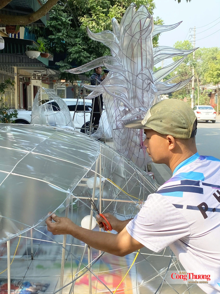 Những khung sắt lớn được dựng và tạo hình theo bản thiết kế trước khi phủ vải, lên màu.