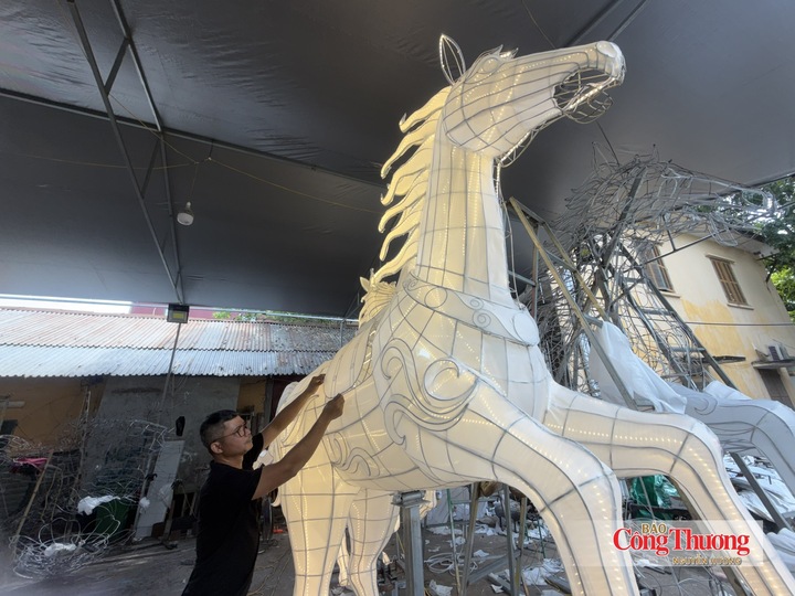 Những mô hình đèn sau khi hoàn thiện được đưa lên xe, kết nối hệ thống điện và động cơ để phục vụ các đoàn rước.