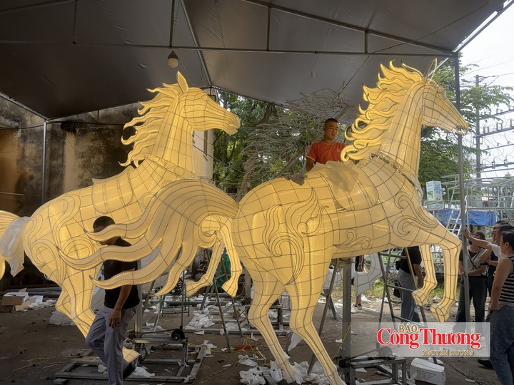 Hai mô hình đèn Trung thu tạo hình ngựa đã lên đèn chỉ chờ công đoạn vào màu và gắn động cơ để di chuyển.