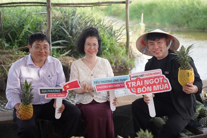 Phó Cục trưởng Cục Thương mại điện tử và Kinh tế số Nguyễn Thị Minh Huyền trong một chương trình hỗ trợ tiểu thương bán hàng trên thương mại điện tử