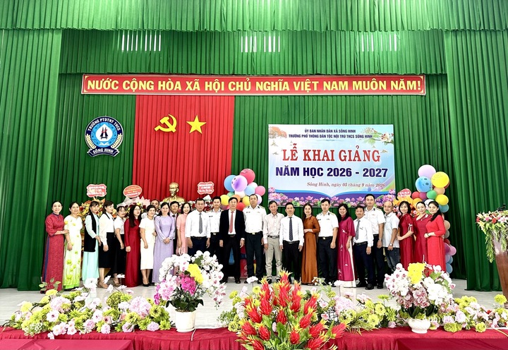 Đoàn công tác Lữ đoàn 682 chụp ảnh cùng thầy, cô giáo nhà trường.
