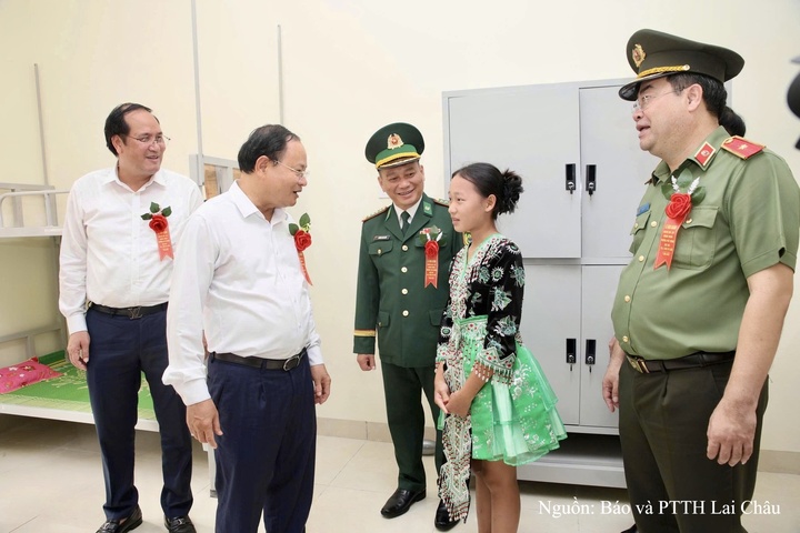 Bí thư Tỉnh ủy Lai Châu Lê Minh Ngân cùng các đại biểu tham quan phòng học tại Trường Phổ thông nội trú Tiểu học và Trung học cơ sở Pa Tần.