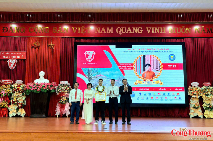 Tuyên dương, trao thưởng cho các thủ khoa đỗ vào Đại học Huế năm học 2026 - 2027