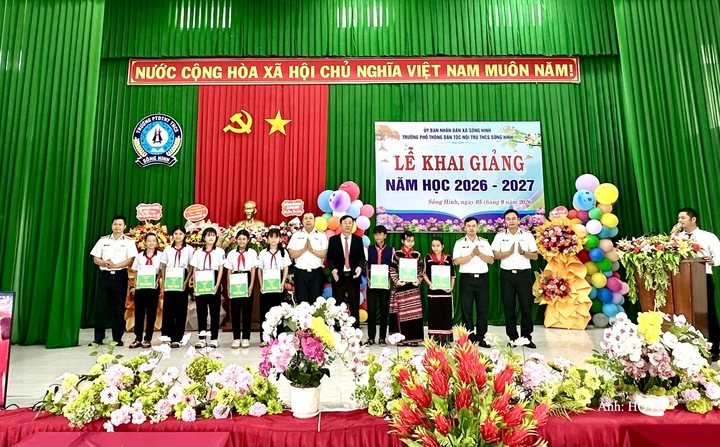 Lữ đoàn 682 tặng quà nhà trường và các em học sinh có hoàn cảnh khó khăn, vươn lên trong học tập.