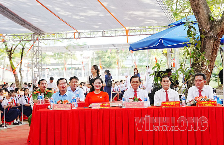 Ông Trần Văn Lâu - Bí thư Tỉnh ủy Vĩnh Long chung vui ngày khai giảng cùng tập thể giáo viên, học sinh Trường Tiểu học Trà Ôn. Ảnh - Cao Huyền.