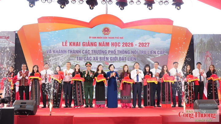 Phó Thủ tướng Chính phủ Phạm Thị Thanh Trà cắt băng khánh thành, đưa vào hoạt động Trường Phổ thông nội trú Tiểu học và Trung học cơ sở A Lưới 3.