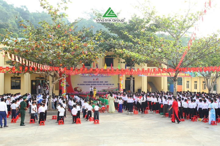 Khai giảng năm học mới tại Trường Phổ thông dân tộc bán trú Tiểu học Na Loi.