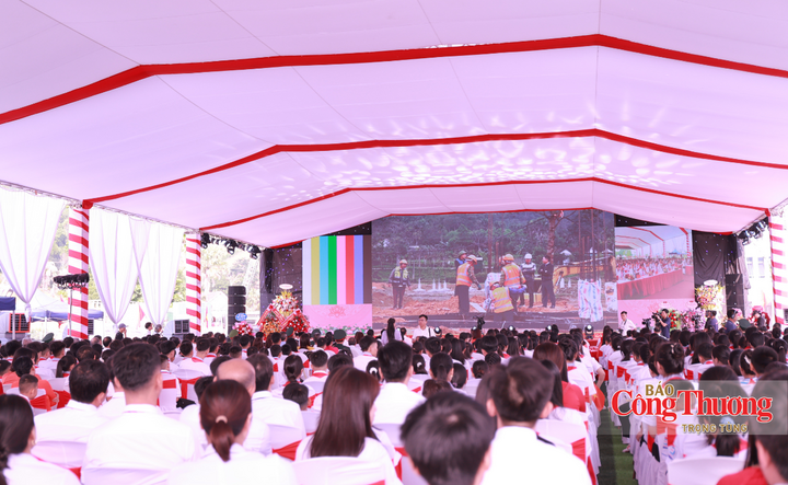 Hòa chung không khí ngày hội toàn dân đưa trẻ đến trường trên khắp cả nước, sáng cùng ngày, hàng nghìn học sinh tại hai xã biên giới Hương Khê và Sơn Kim 1 thuộc tỉnh Hà Tĩnh đã chính thức bước vào năm học mới 2026-2027.