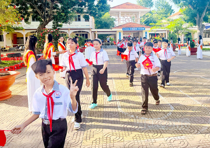 Không khí hân hoan các em học sinh tại lễ khai giảng năm học 2026-2027. Ảnh - Thảo Ly.