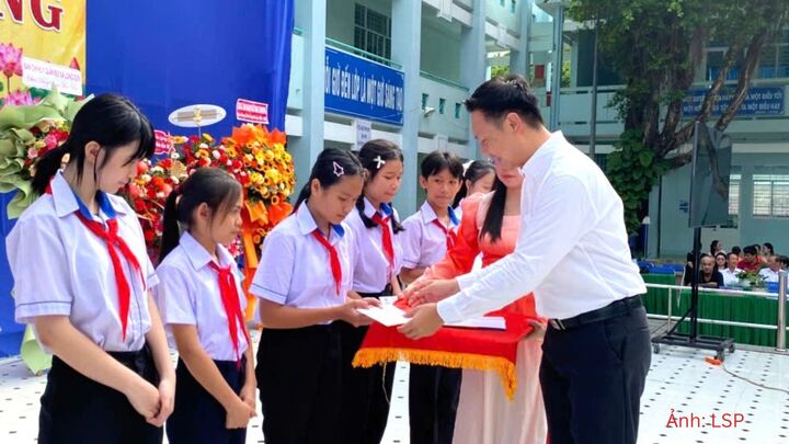 Ông Piya Sinaroj, Trưởng phòng Đối ngoại và Pháp chế Công ty LSP trao tặng học bổng cho các em học sinh tại trường THCS Bạch Đằng.